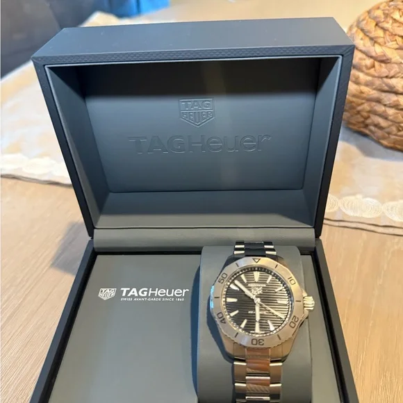 Tag Heuer Aquaracer with Black and Silver Tones - Picture 2 of 4